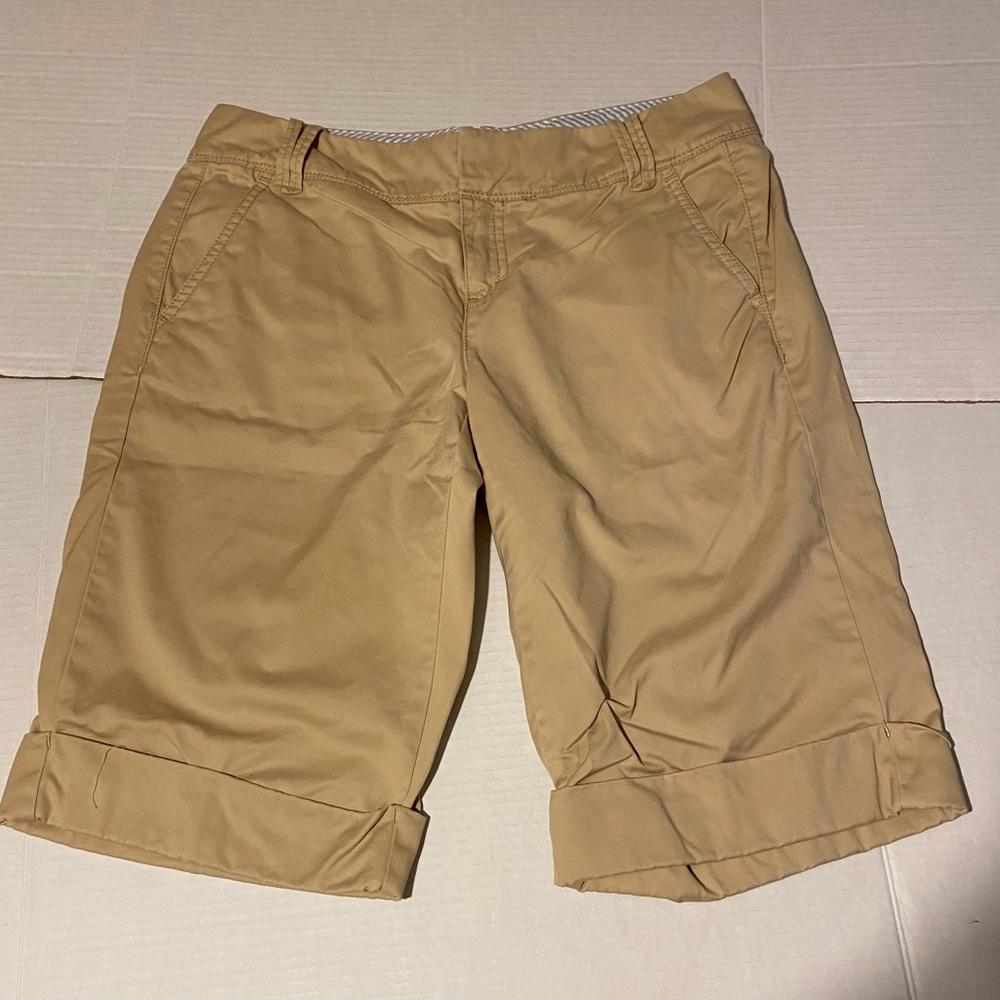 Tommy Hilfiger size 4 women’s khaki bermuda rolled cuff shorts